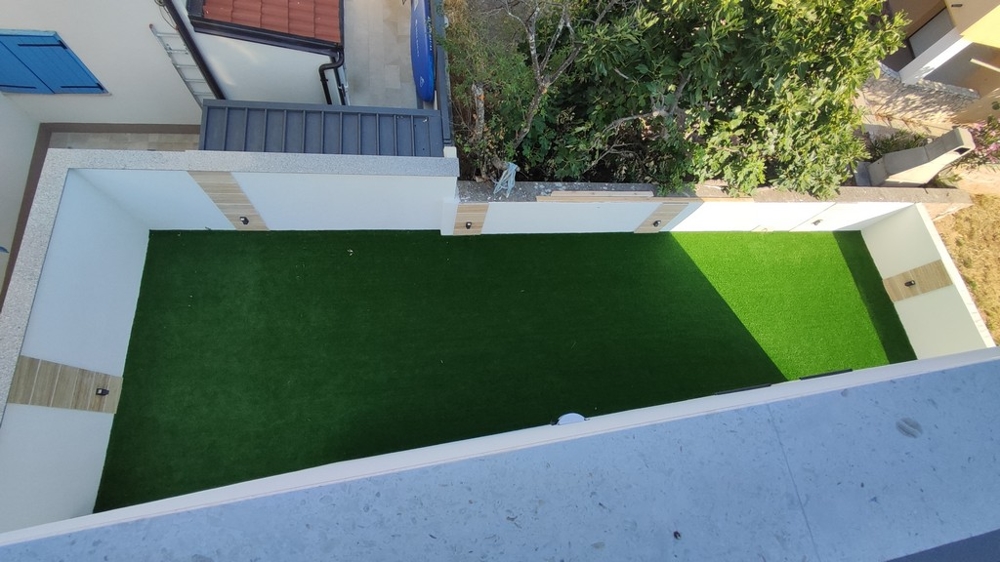 Część dzienna w stanie surowym z dużymi oknami