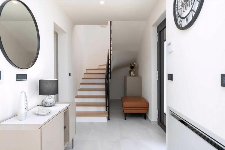 Jasna strefa wejściowa ze schodami