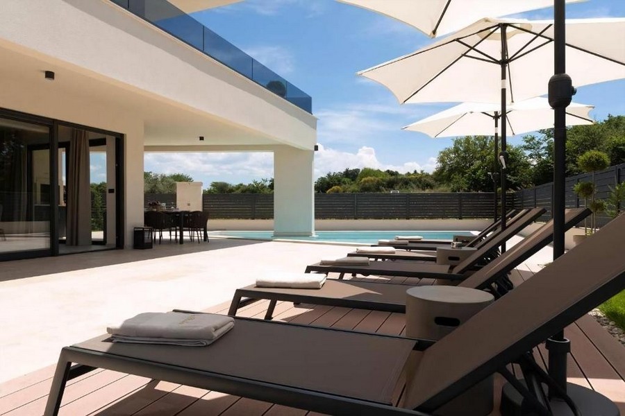 Leżaki na tarasie przy basenie nieruchomości H3570 w pobliżu Poreca.