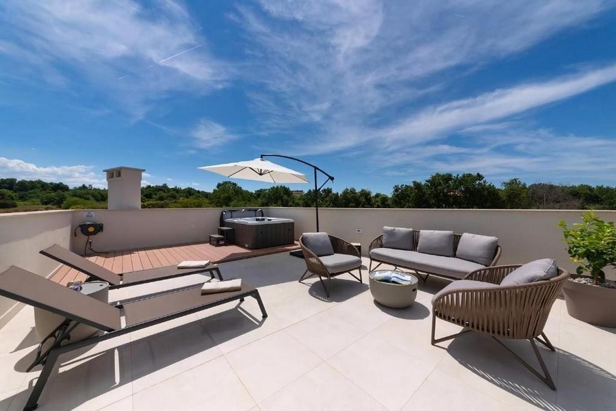 Taras na dachu z widokiem na okolicę w pobliżu Poreca w Chorwacji.