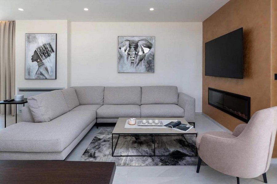 Sofa w salonie z malowidłami ściennymi