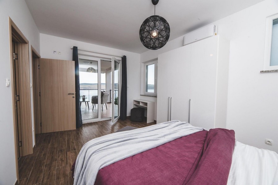 Sypialnia z wyjściem na taras i widokiem na morze