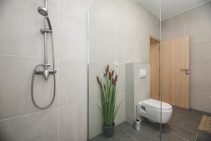 Nowoczesna łazienka z kabiną prysznicową