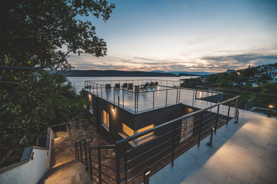 Luksusowa willa z widokiem na morze wieczorem. Właściwość H3571.