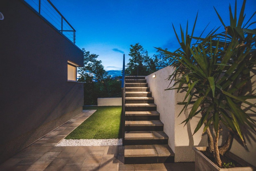 Zewnętrzna klatka schodowa z oświetleniem i częścią ogrodową