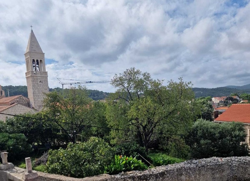 Widok na wieżę kościoła i stare miasto