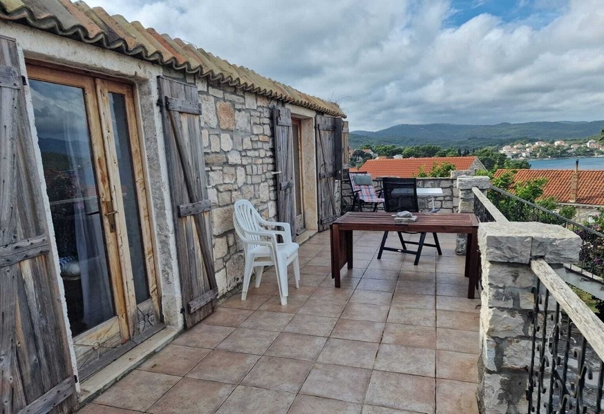 Kamienny taras z widokiem na morze