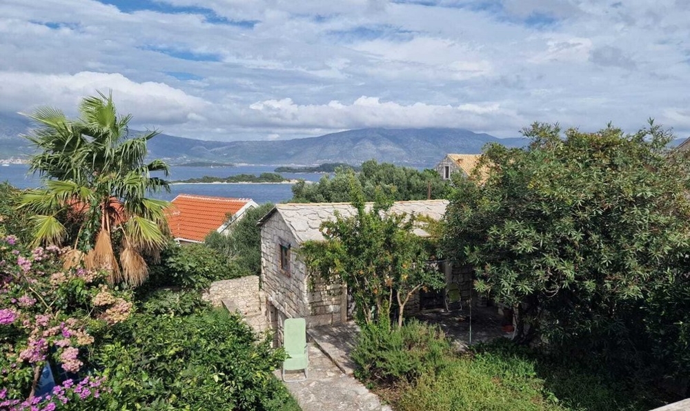 Widok na morze i ogród z domem z kamienia naturalnego