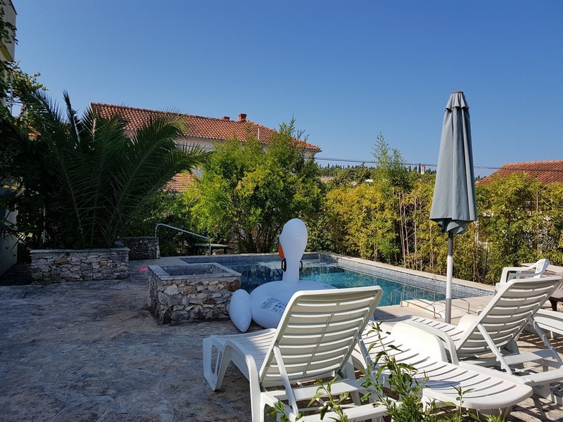 Taras słoneczny z basenem i leżakami