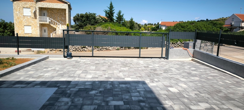 Strzeżone miejsce parkingowe na świeżym powietrzu na posesji H3574.