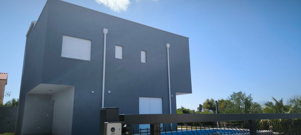 Nowa willa z widokiem na basen i morze.