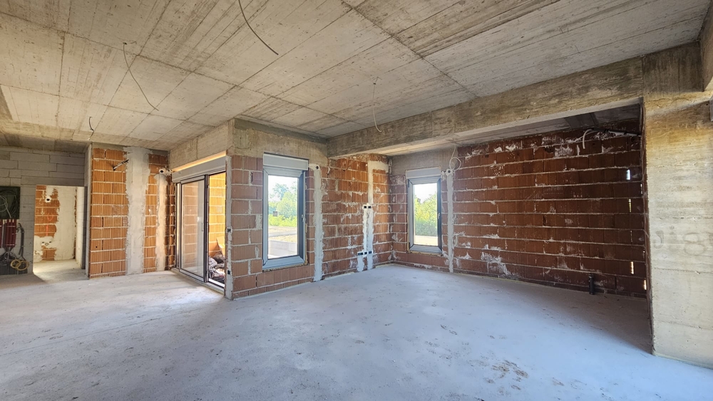 Parter z dużym salonem nieruchomości H3578