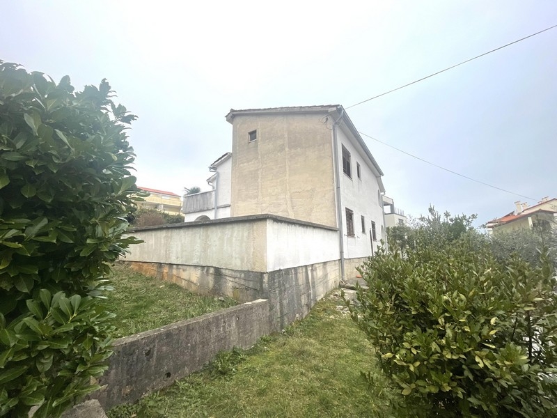 Nieruchomość z widokiem na tył domu