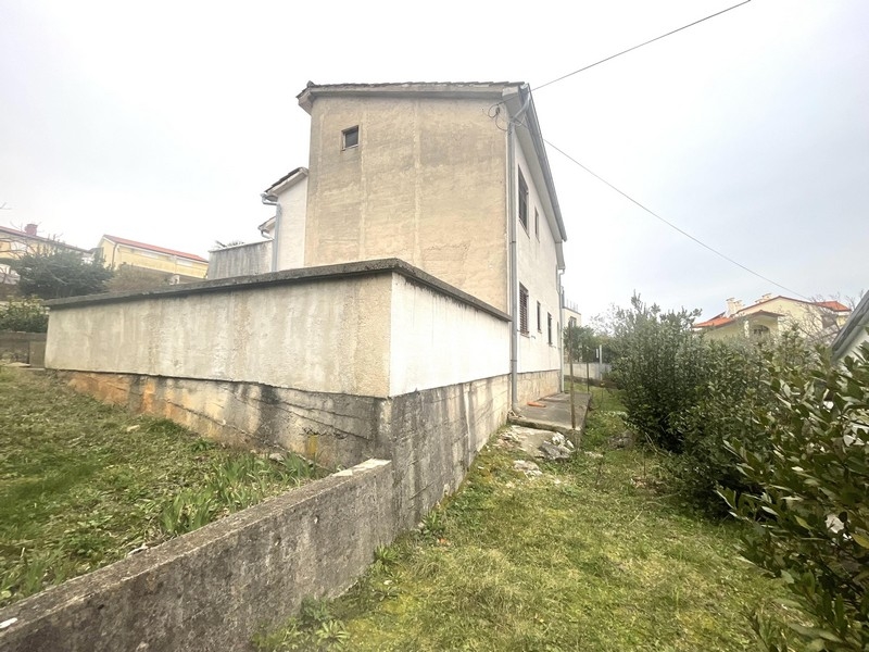 Tył domu z naturalnym kamiennym murem