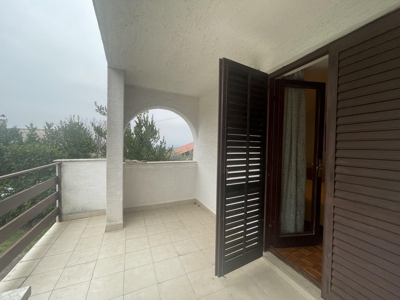 Zadaszony taras z łukową powierzchnią