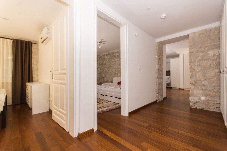 Przedpokój z dostępem do kilku sypialni