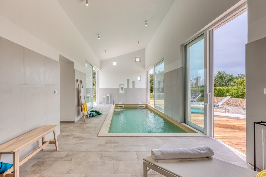 Kryty basen z dużymi przesuwanymi drzwiami