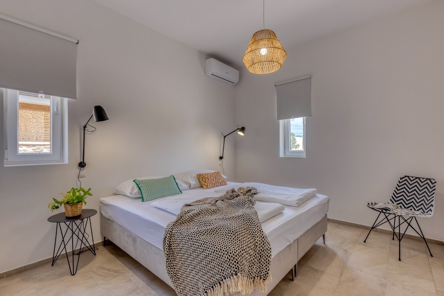 Sypialnia z łóżkiem małżeńskim i klimatyzacją