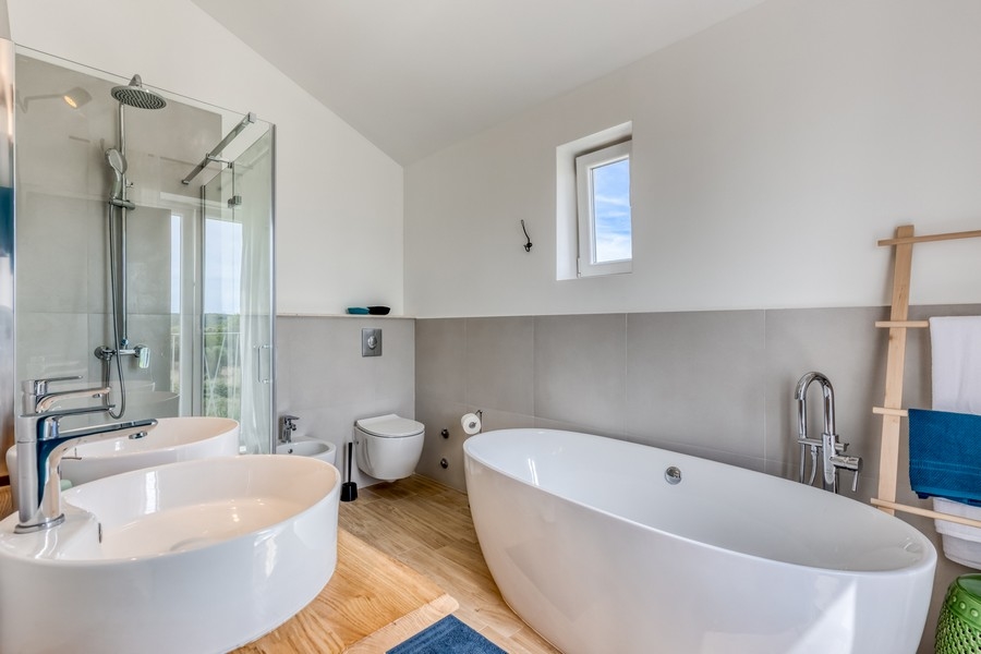 Nowoczesna łazienka z wolnostojącą wanną