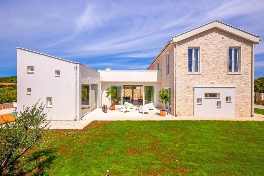 Nowoczesna willa z fasadą z kamienia naturalnego i ogrodem