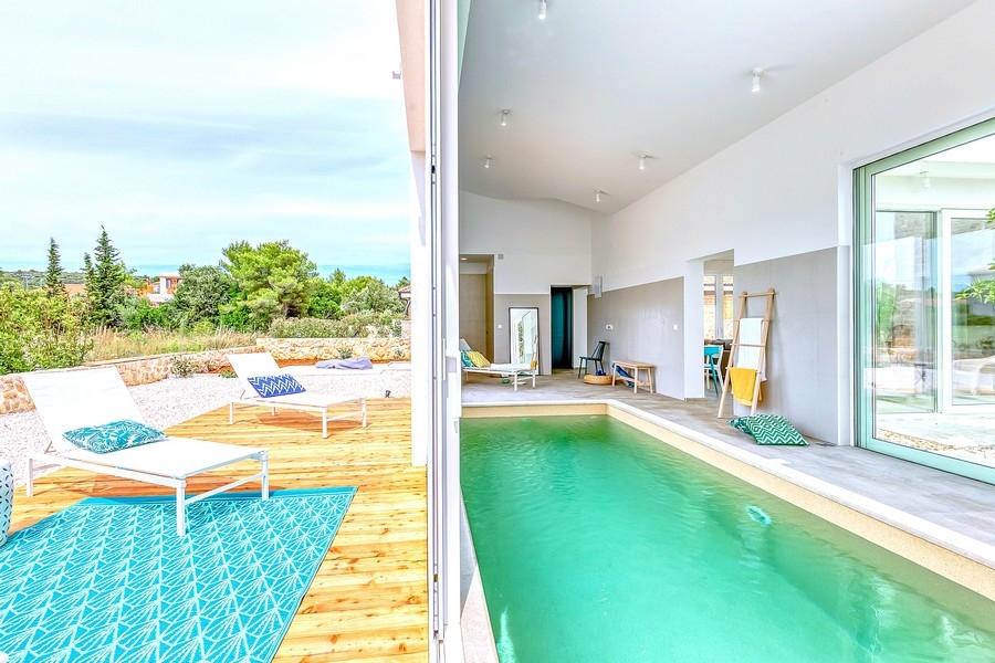 Kryty basen z wyjściem na taras słoneczny