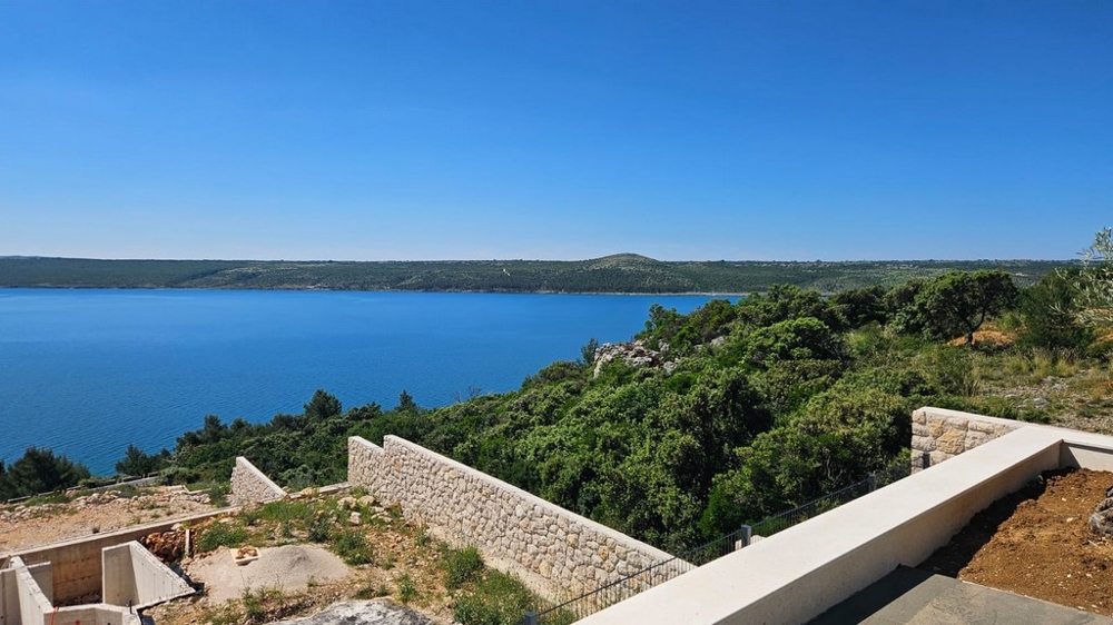 Panoramiczny widok na morze z podwyższonego tarasu