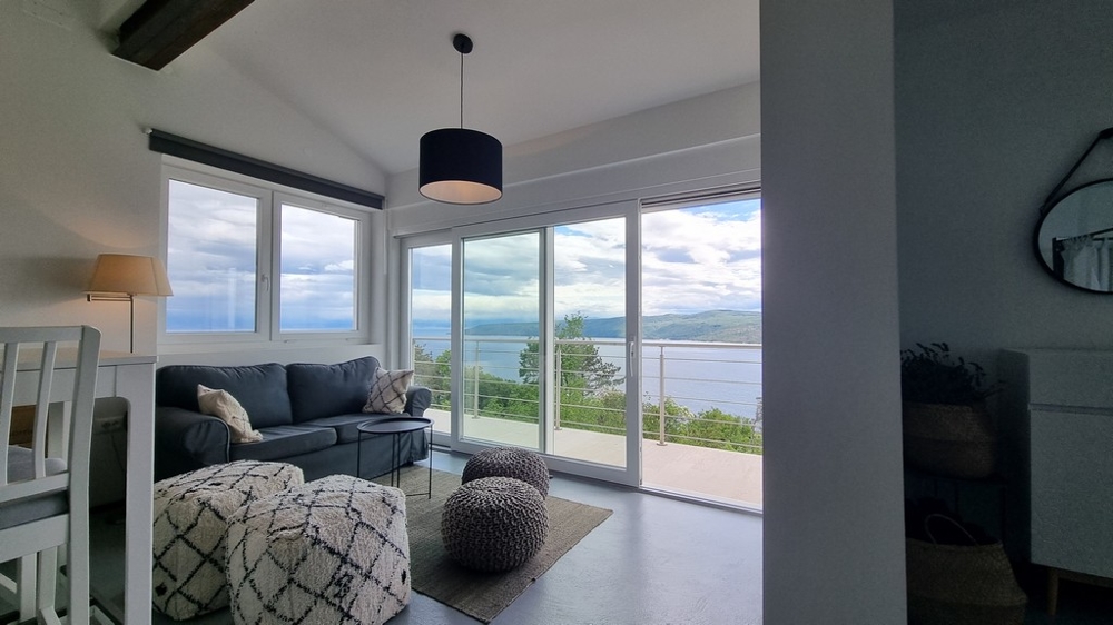Pokój dzienny z widokiem na morze i dużym oknem z przodu