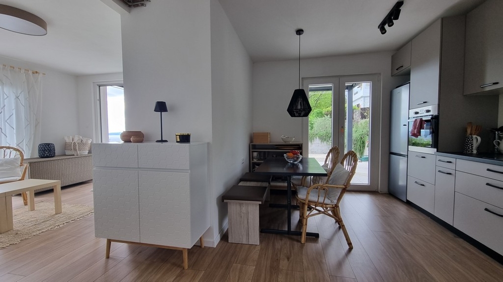 Część jadalna z wyjściem na taras i kuchnię