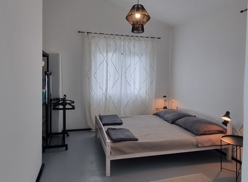 Sypialnia z podwójnym łóżkiem i wieszakiem na ubrania