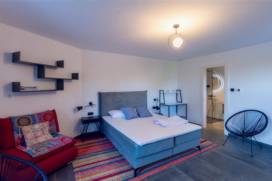 Sypialnia z podwójnym łóżkiem i łazienką