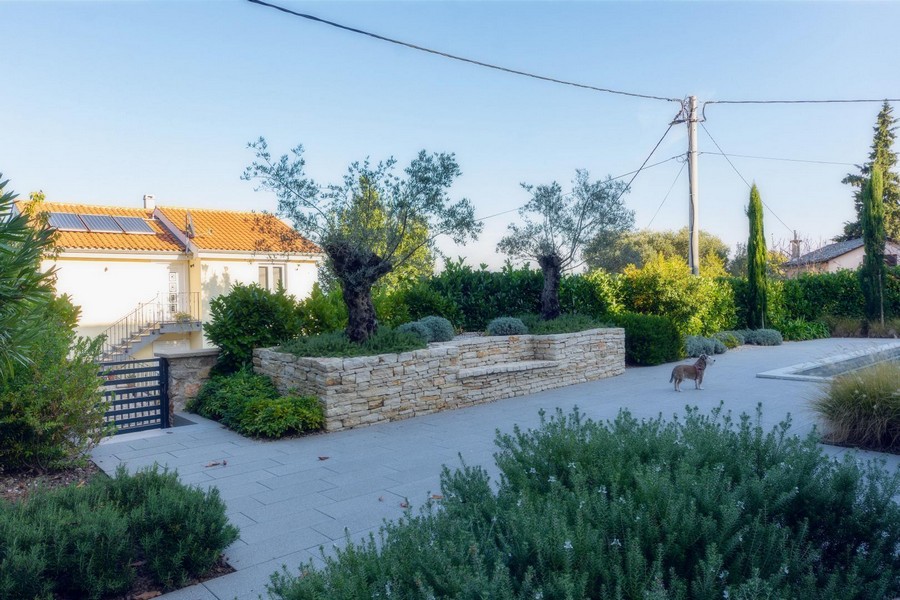 Dobrze utrzymany śródziemnomorski ogród