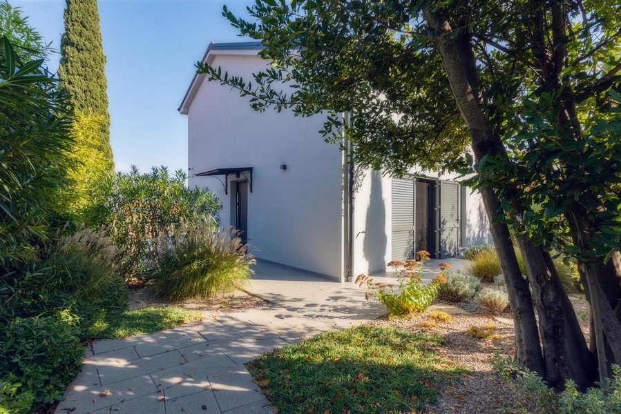 Tył domu ze ścieżką ogrodową