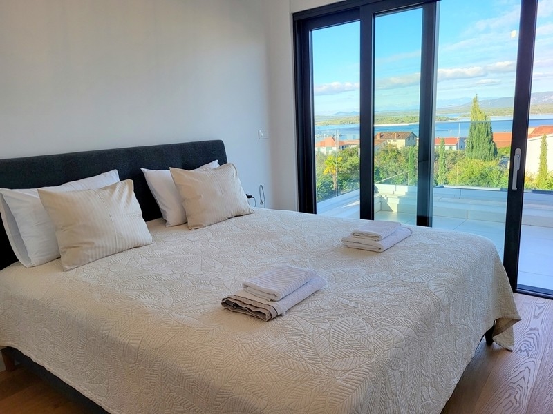 Sypialnia z widokiem na morze i balkonem