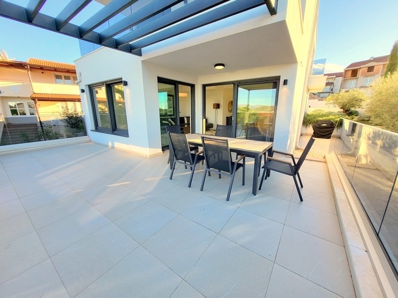 Nowoczesny taras ze szklanymi balustradami