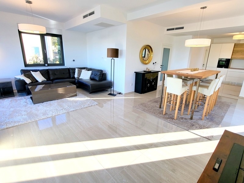 Część dzienna z narożną sofą i jadalnią