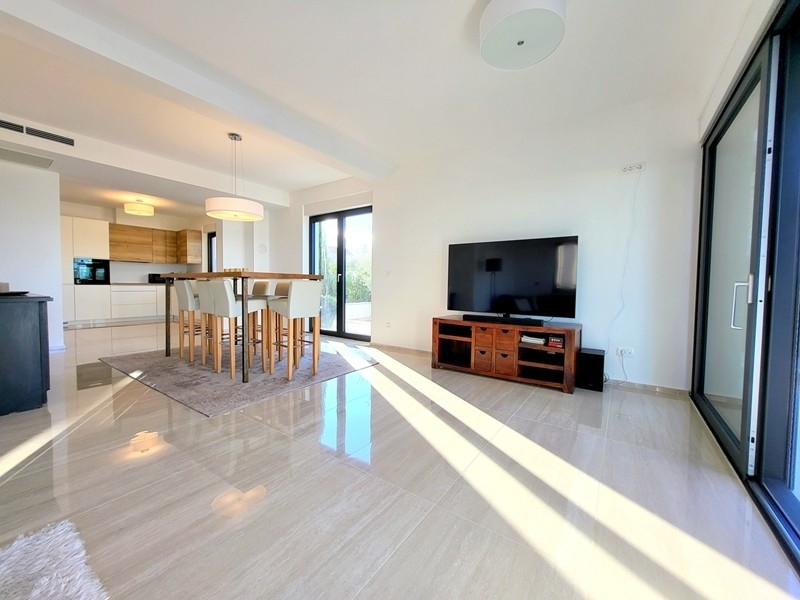 Jasny salon z TV i wyjściem na taras