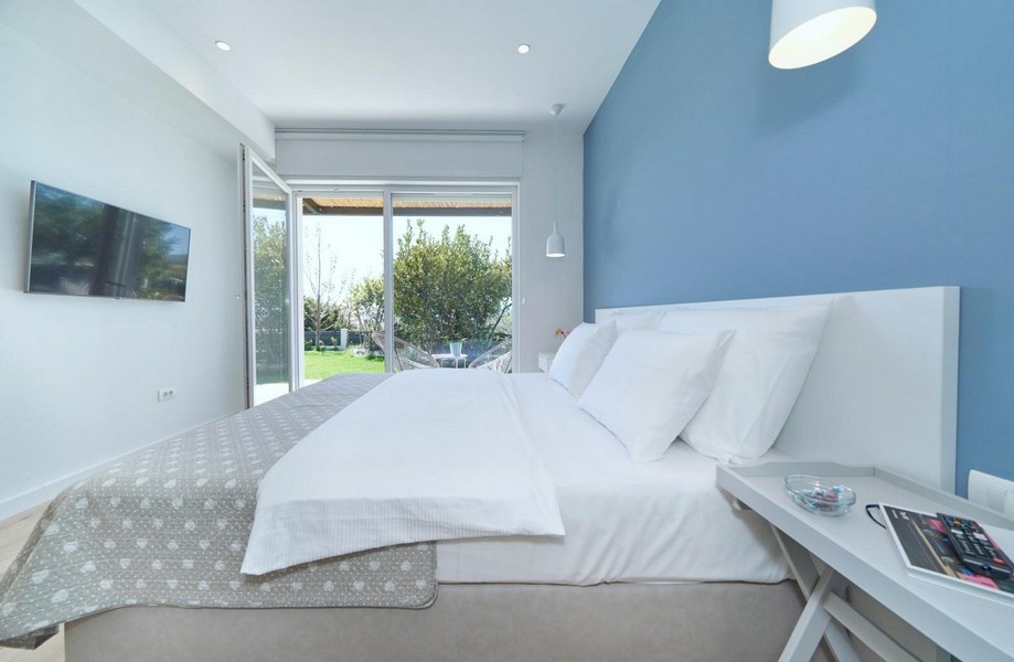 Sypialnia z łóżkiem małżeńskim i dostępem do ogrodu