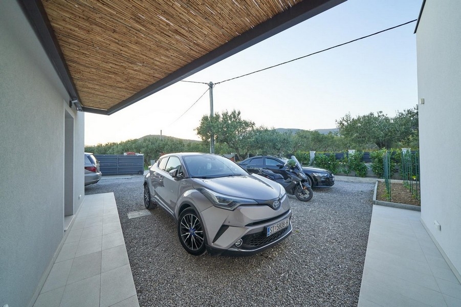 Prywatne miejsce parkingowe z zadaszonym terenem