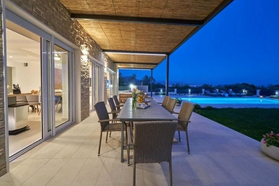 Jadalnia na tarasie z widokiem na basen