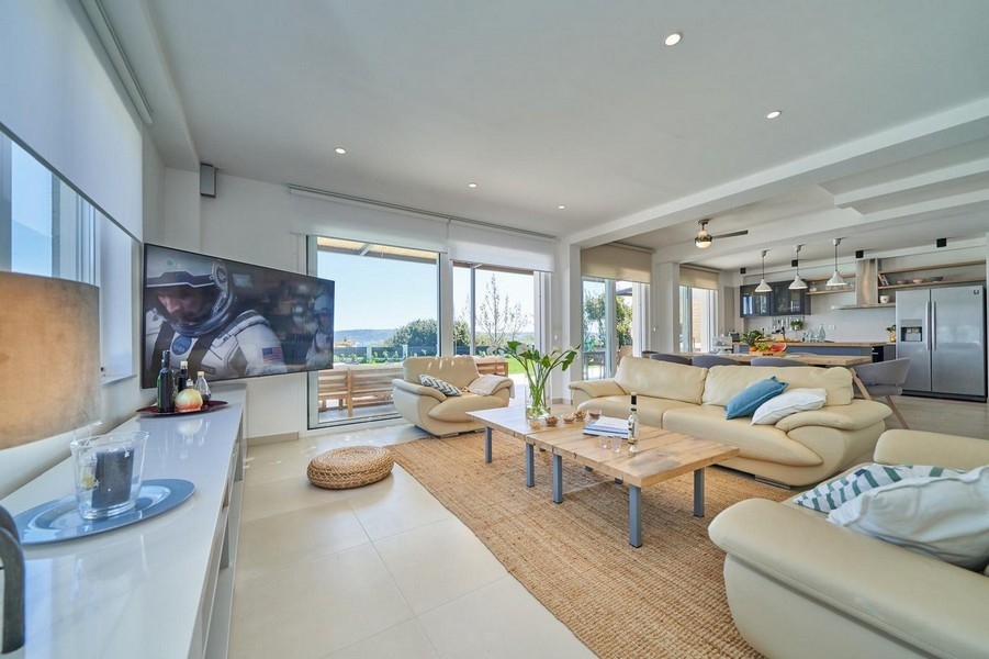 Jasny salon z wyjściem na taras