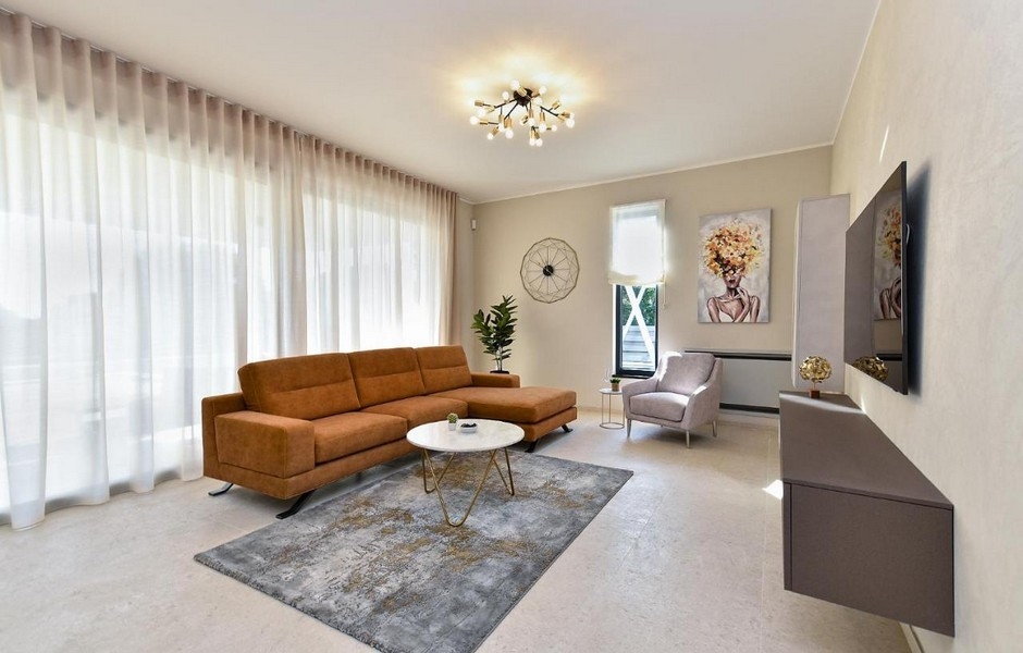 Pokój dzienny z nowoczesnym wyposażeniem.