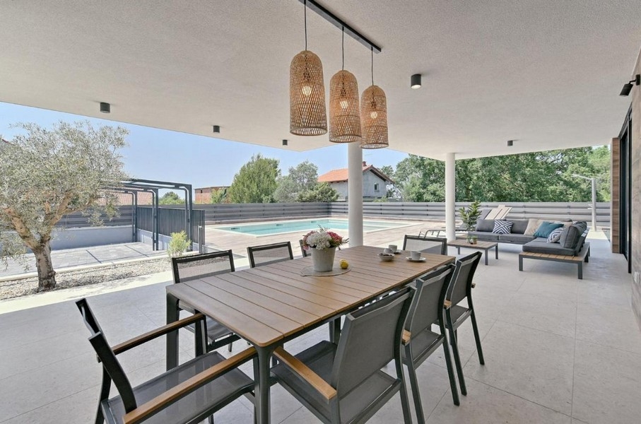 Jadalnia i widok na basen.