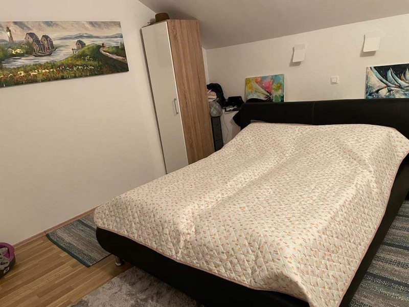 Sypialnia z podwójnym łóżkiem i szafą