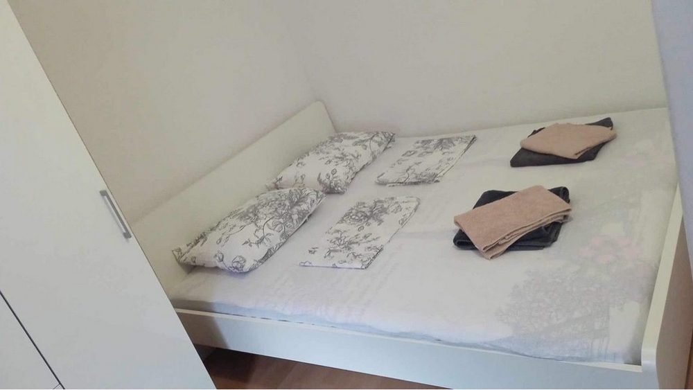 Mała sypialnia z podwójnym łóżkiem