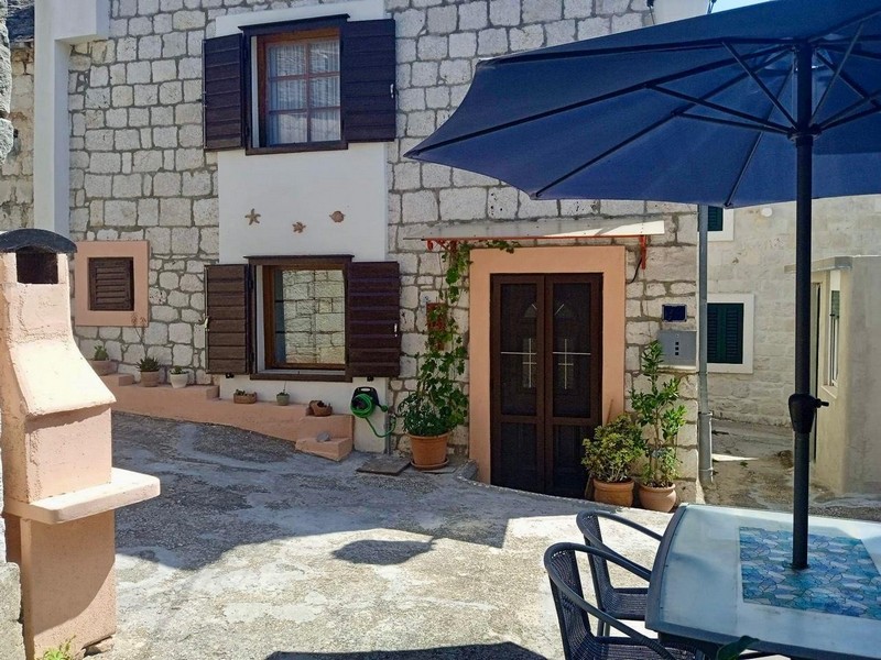 Widok zewnętrzny z tarasem i parasolem