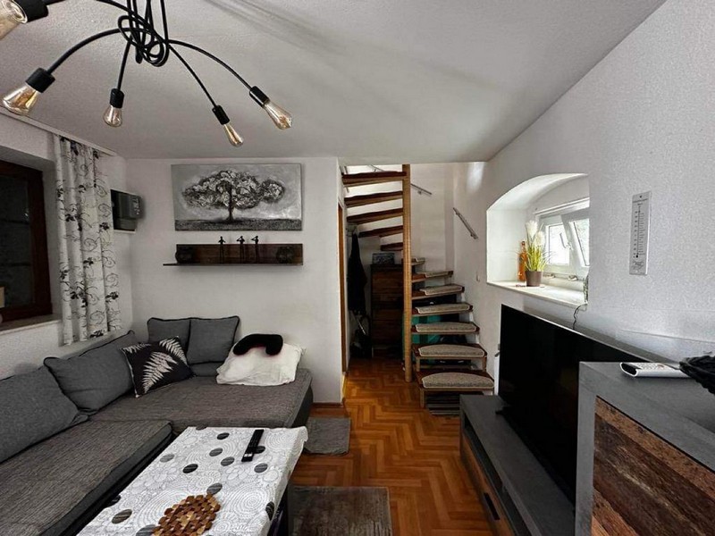 Pokój dzienny ze schodami na piętro