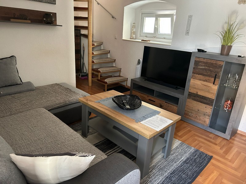 Część dzienna z telewizorem i schodami