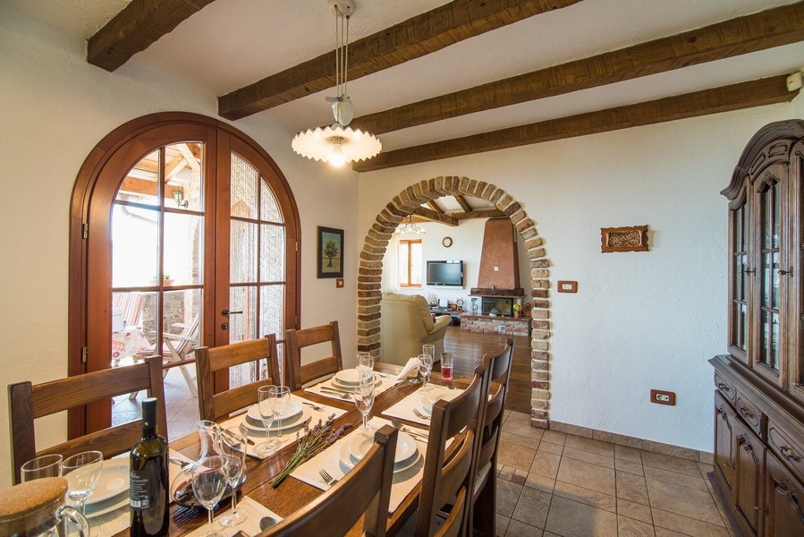 Jadalnia z łukiem i wyjściem na taras