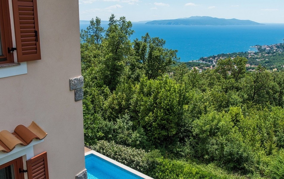 Z willi roztacza się widok na morze i basen