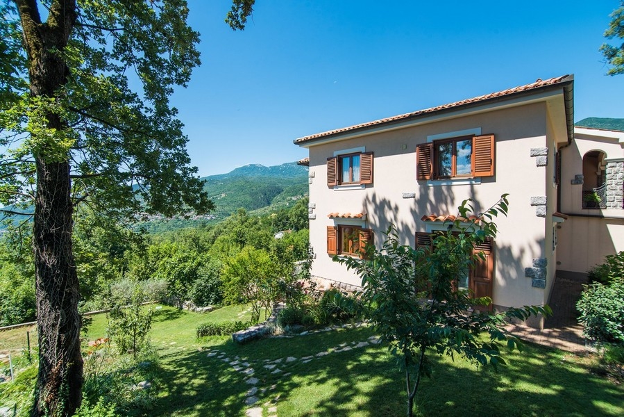 Widok na ogród willi z widokiem na Góry Učkowe